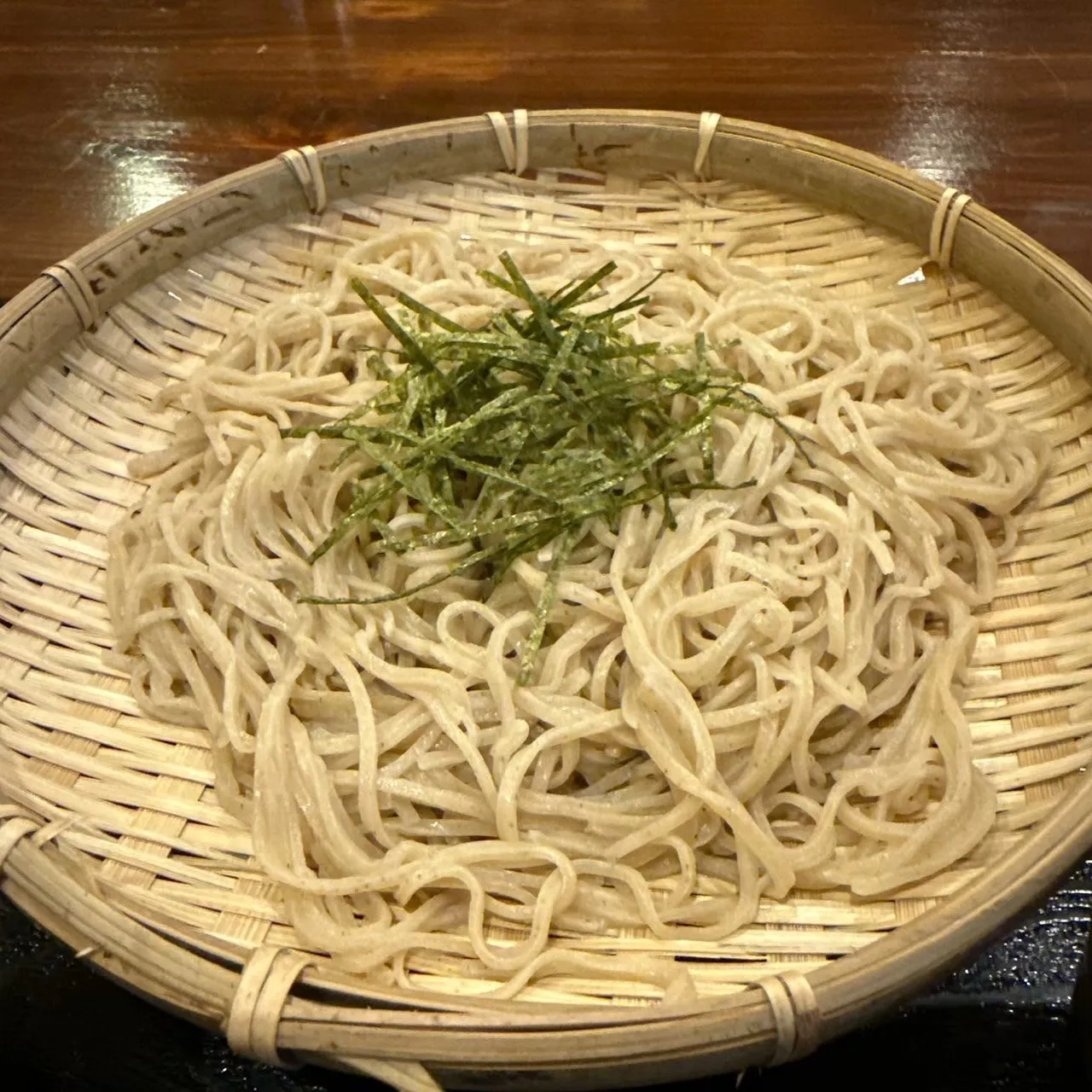 まずは「塩」で。蕎麦本来の香りと出会う体験を